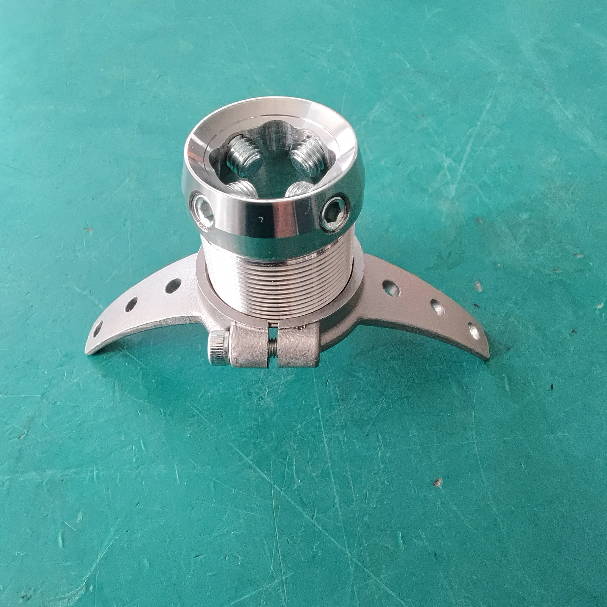

Adjustable and Rotatable Three-jaw Connector Plate Extended 40mm Prosthetic Accessory Thigh Socket Connector