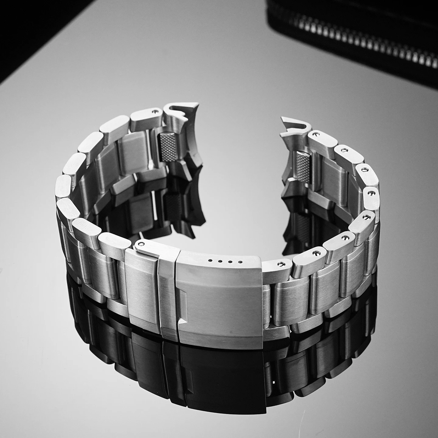 

Титановый металлический ремешок 22 мм для Garmin MARQ 2 Adventurer/Golfer/Captain — быстросъемный ремешок оригинального класса 5, роскошная серия MARQ