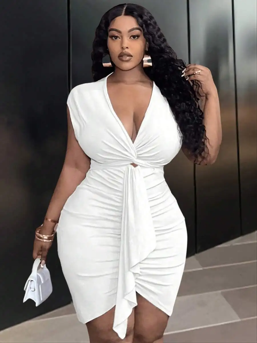 

Белое мини-платье больших размеров с V-образным вырезом, драпировкой спереди, присборенной талией и асимметричным подолом