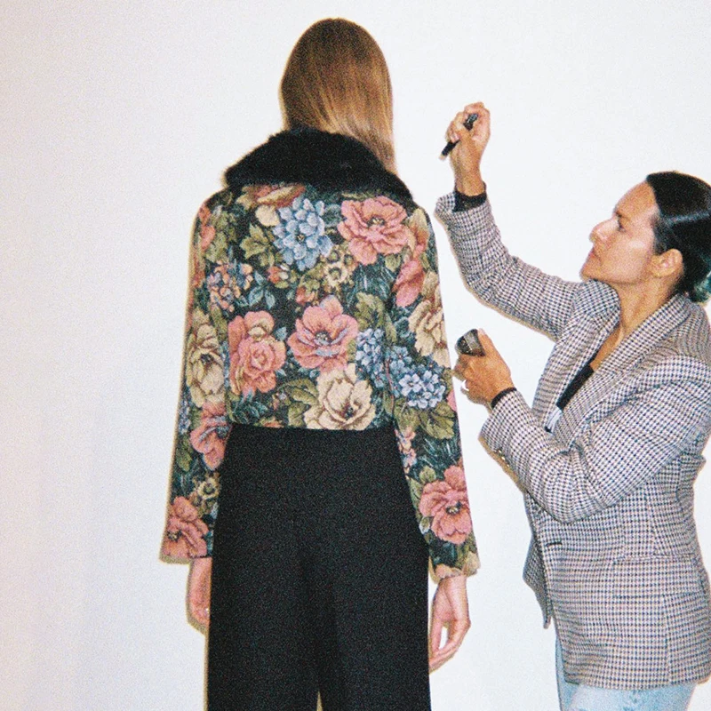 Vintage-Jacke mit floralem Jacquard-Patchwork, Pelzbesatz, langen Ärmeln, kurz geschnitten und tailliert. – Detail 5