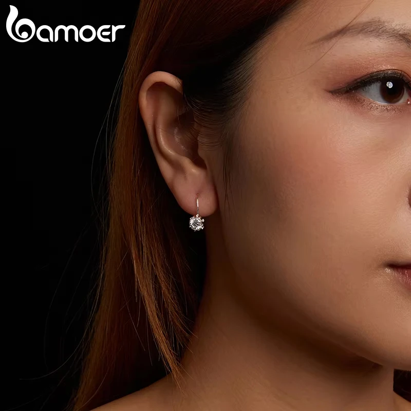 BAMOER Platinum Plated Moissanite Flower Earrings dla kobiet, okrągły diament laboratoryjny 925 Sterling Silver Hipoalergiczne kolczyki