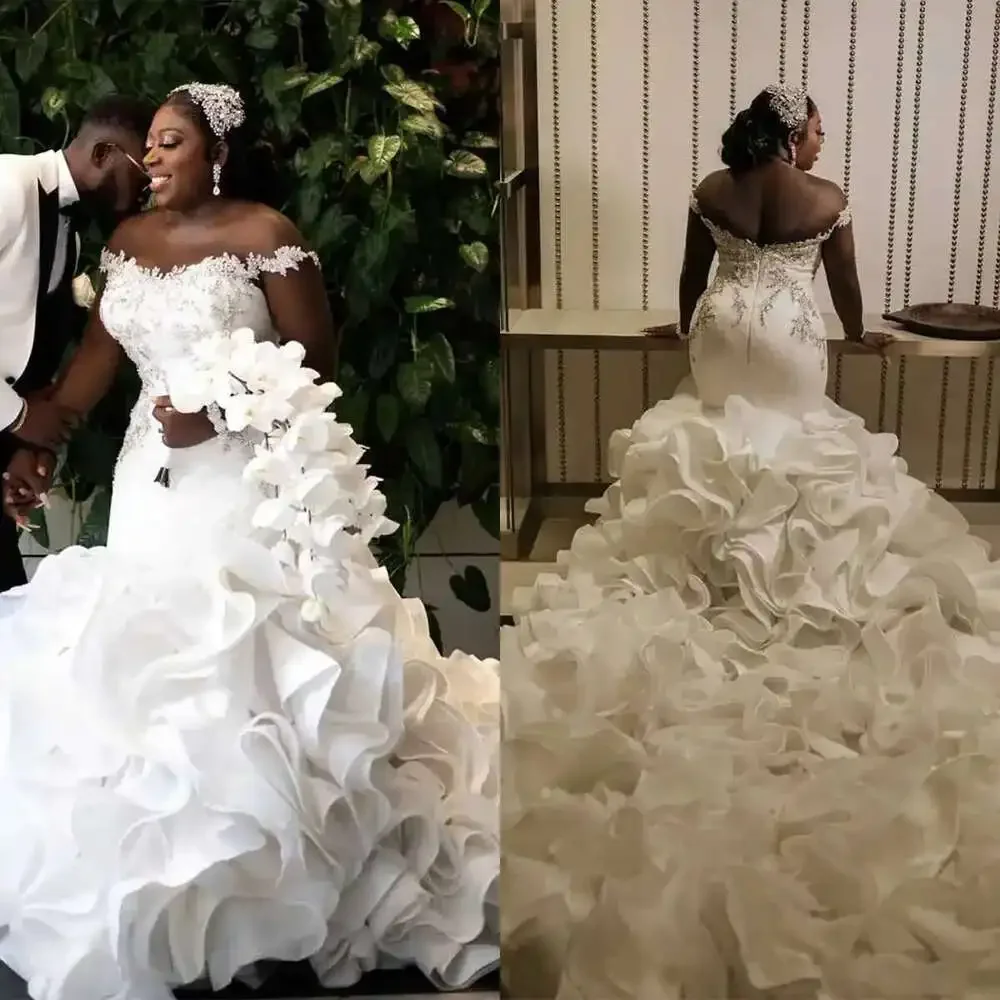 Maßgeschneidertes Schulterfreies Übergrößen-Meerjungfrauen-Hochzeitskleid Robe De Mariée mit Kaskaden-Rüschen Rückenfreies Afrikanisches Brautkleid