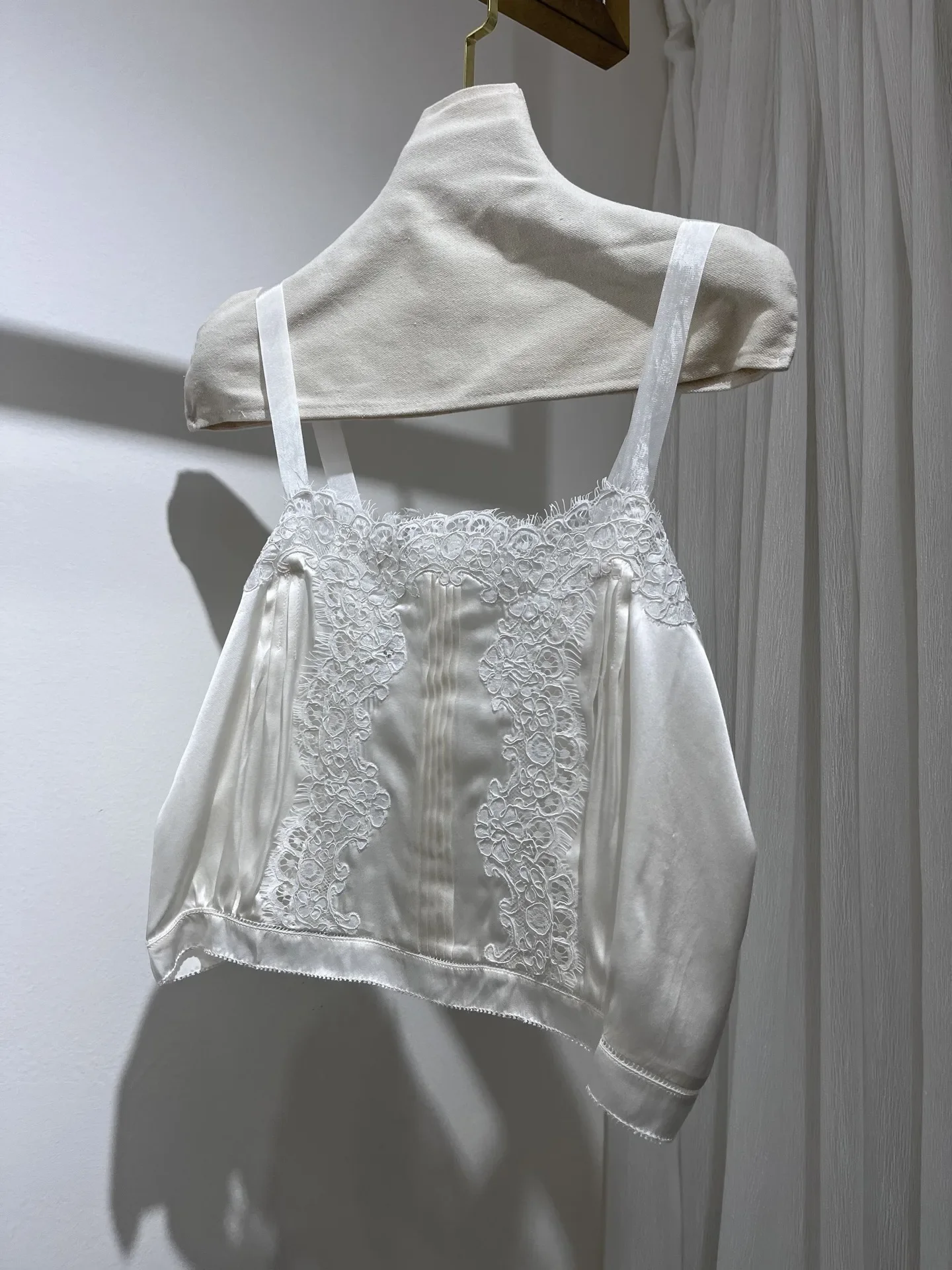 

Women Heavy Embroidery Silk Sling Tops Hollow Out Square Collar Sleeveless Single Breasted Fashion Sexy Camisole