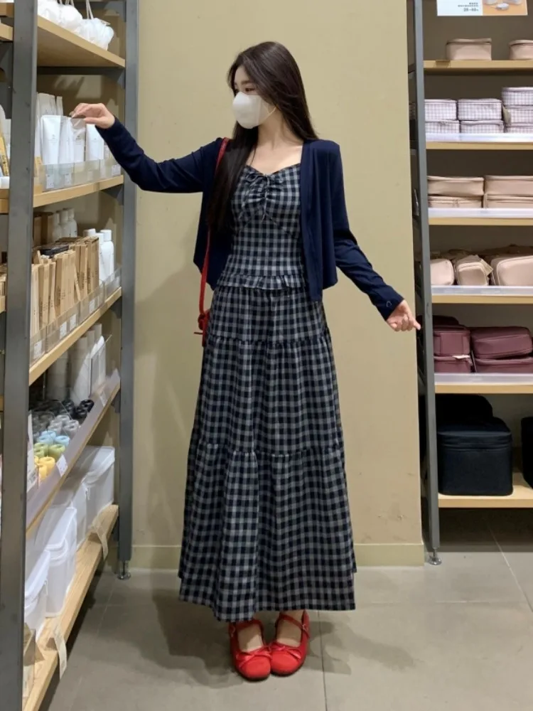 

Женский комплект больших размеров: милый клетчатый жилет на бретельках, кардиган и укороченная юбка. Весенний комплект из трех предметов, стройнящий силуэт, повседневный стиль, дышащий материал.