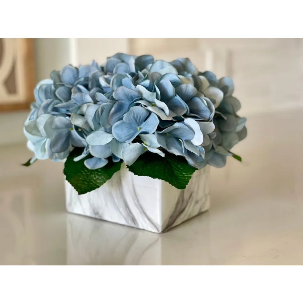 Real touch-hortensias azules y grises, arreglo floral, centro de mesa pequeño, contenedor rectangular de mármol fuax