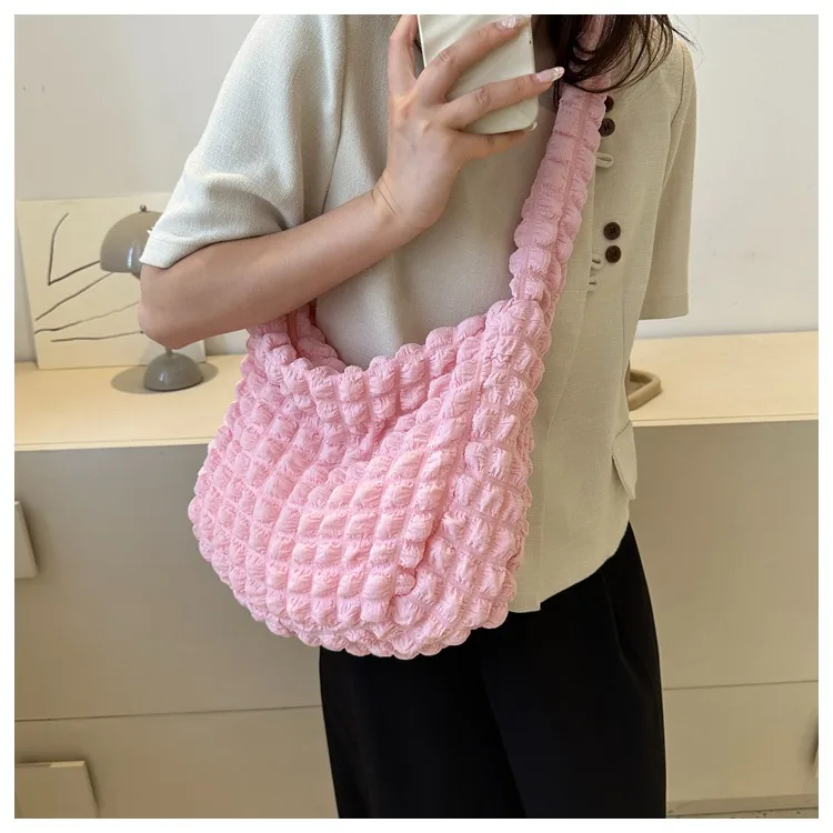 حقيبة كتف منقوشة مطرزة بتصميم متجعد تحت الإبط حقيبة بسيطة ذات سعة كبيرة مبطنة للنساء #4