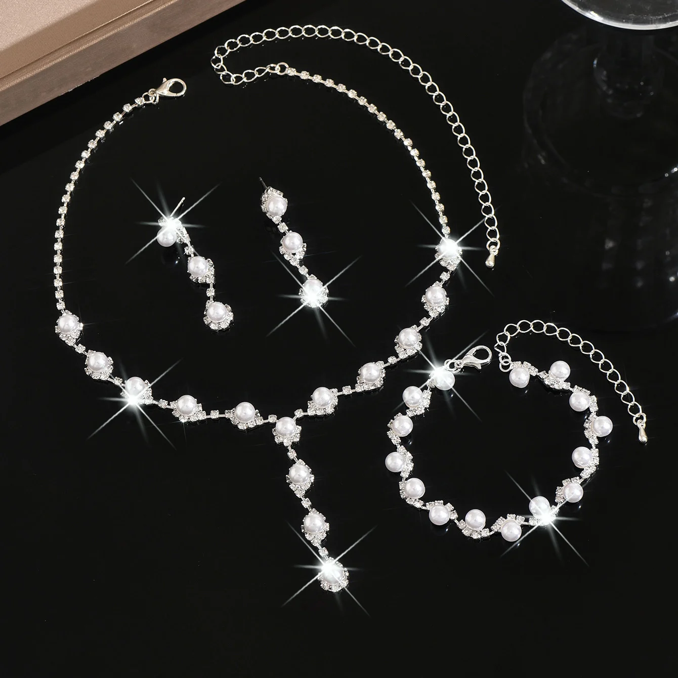 

French-style imitation pearl sunflower necklace, earrings and bracelet - fashionable and simple jewelry set. Wife's gift