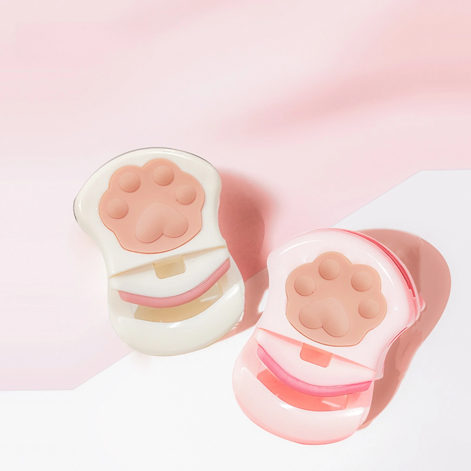 Cute Cat Paw Mini Eyelash Curler, Portable Plastic Lash Lifter for Natural Curl, Viral Beauty Essential Tool