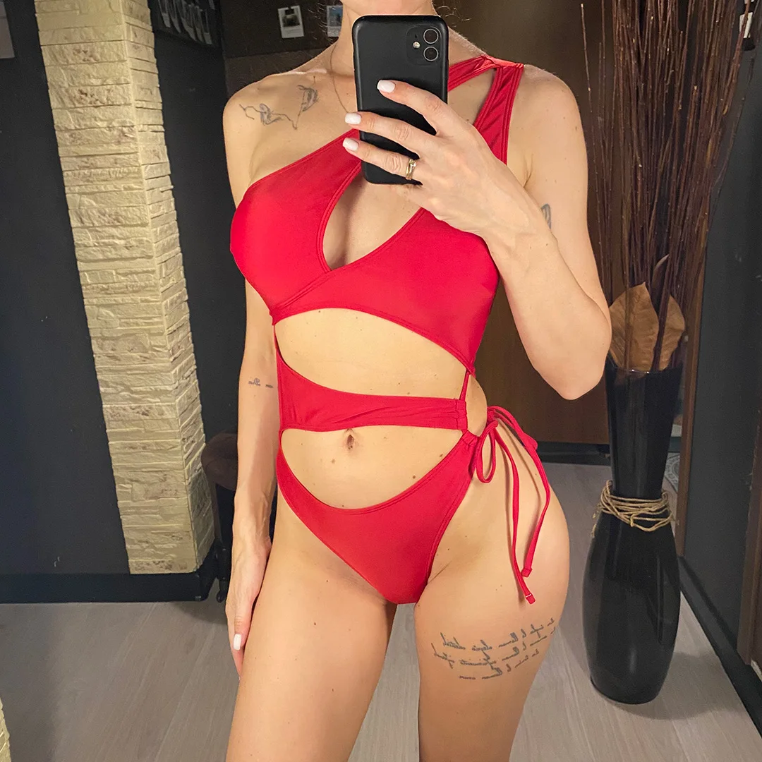 Asymmetrischer Badeanzug mit Cut-Outs und einem Schulterträger, einteiliger Badeanzug für Damen, Monokini mit hohem Beinausschnitt, Badebekleidung, Badeanzug, Modell V6254. – Detail 11