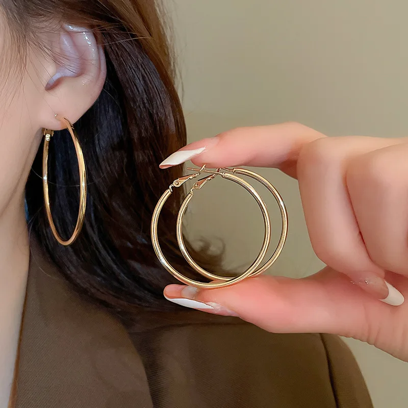 Pendientes de aro circulares de Metal de varios tamaños para mujer, aros para las orejas exagerados lisos dorados y plateados, hebillas para las orejas lisas y versátiles F
