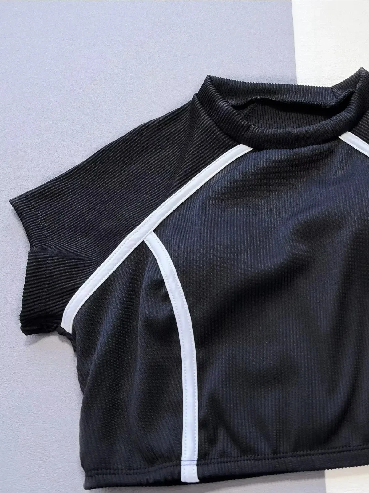 2024 Neuer Sport-Badeanzug für Damen, schwarz-weißer Kontrast-Tankini-Bikini, Rundhals-Kurzarm-konservative Badebekleidung mit hoher Taille