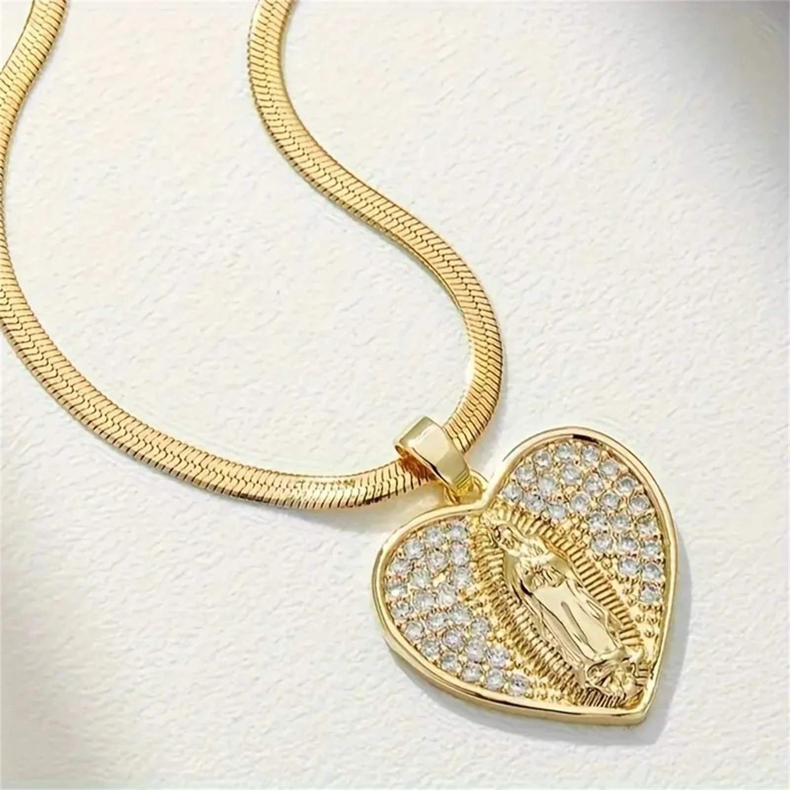 Embed Zircon Virgin Mary Love Heart-Shaped Pendant Charm Snake Bones Chain Necklaces Ladies Fashion Exquisite Jewelry Party Gift