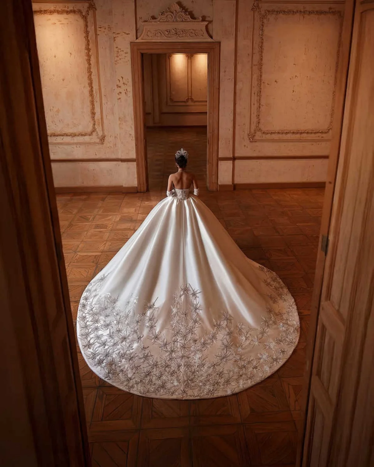 Suknie Ślubne na Zamówienie Suknia Balowa Kryształy Aplikacje Haft Bez Rękawów Tren Sweep Suknie Ślubne Vestido De Novia