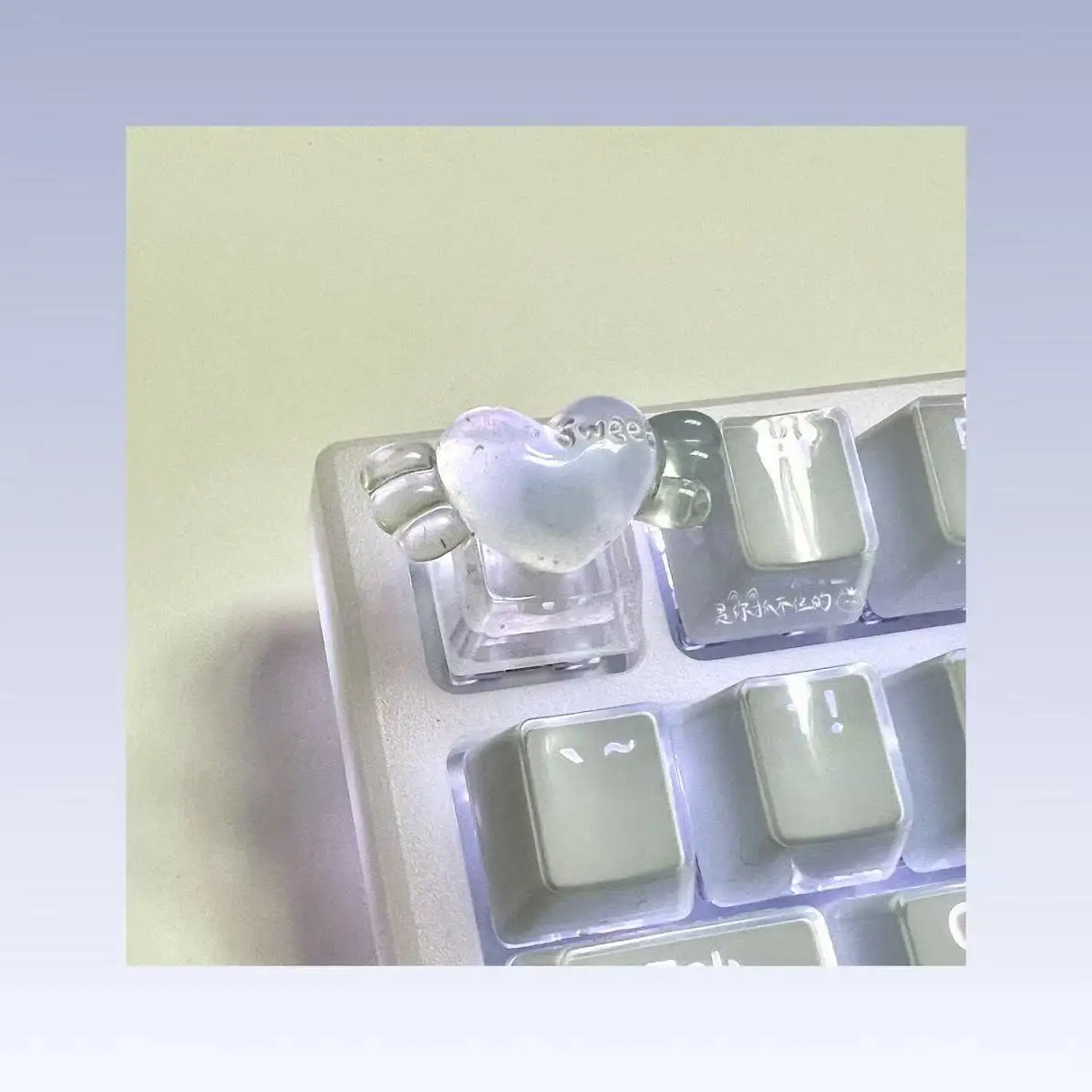 Ins Original Crystal Heart Wing Keycap, Personalized Light-transmitting Cross Switch Mechanical Keyboard Esc Resin OEM Height R4