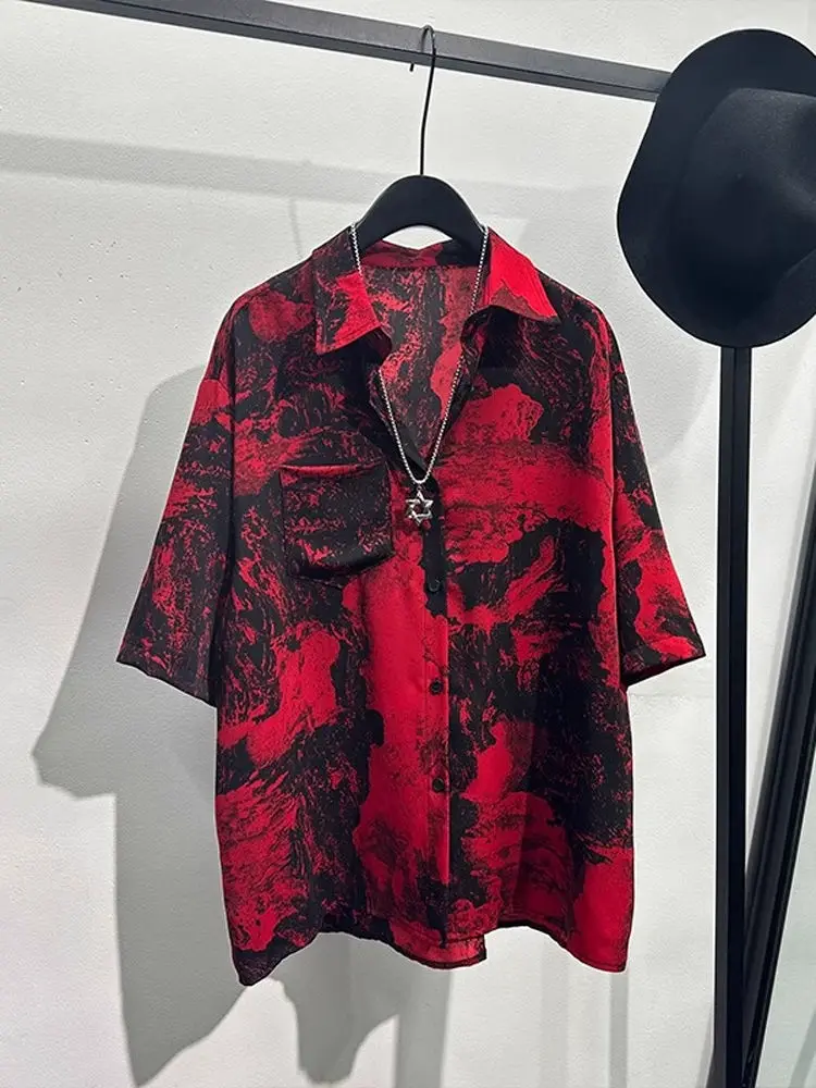 

Мужская рубашка в стиле ретро: тонкая, оригинальная, с асимметричным принтом, свободного кроя, не требующая глажки, красно-белая, с эффектом драпировки