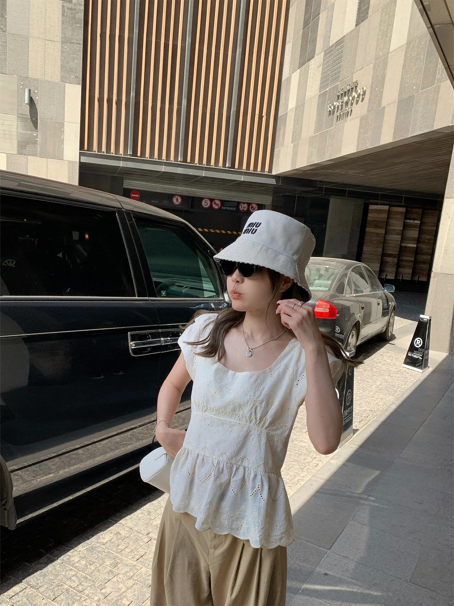 

Женская блузка с вышивкой и вырезами, корейская версия, приталенная, с короткими рукавами-фонариками, круглый вырез горловины