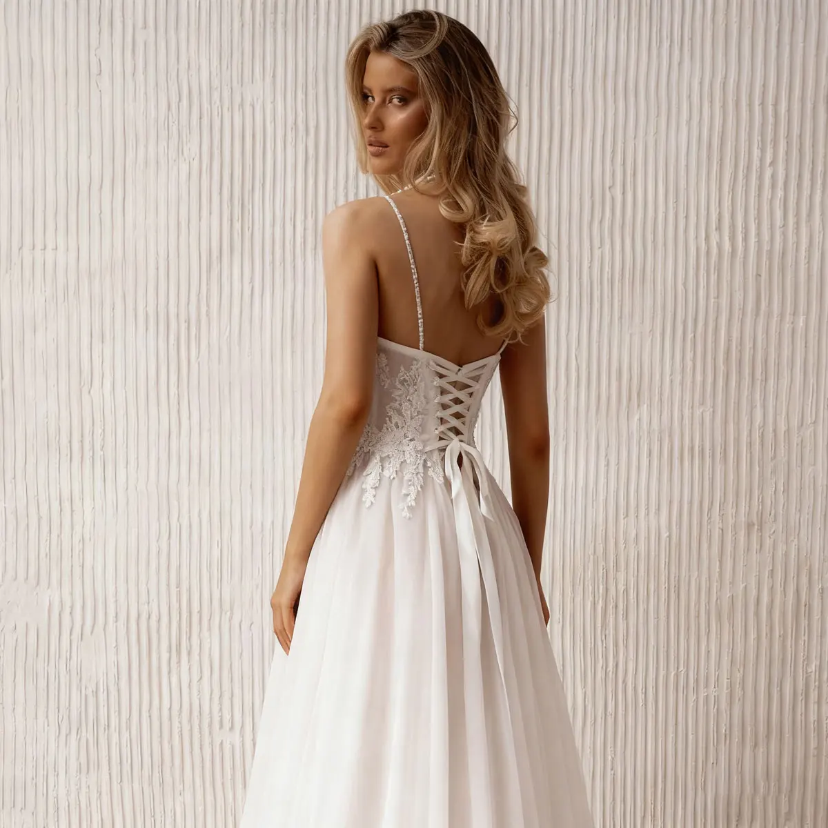 Romantyczne suknie ślubne z tiulu i koronki z trenem, długie suknie balowe dla kobiet, bufiaste suknie ślubne dla panny młodej.