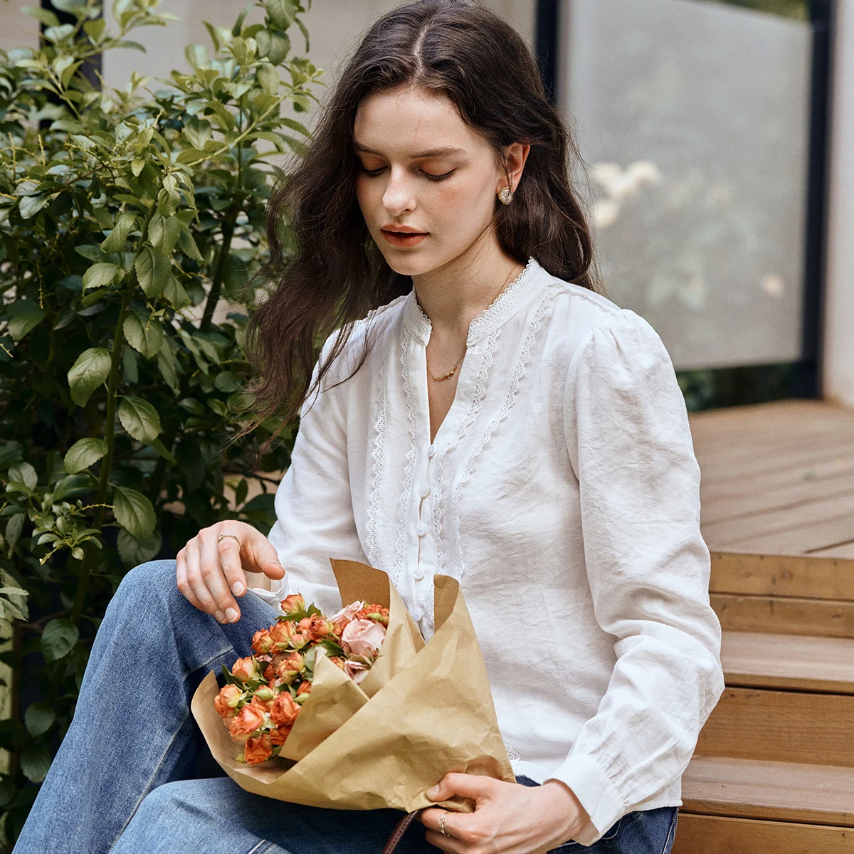 OLrain French Elegant Long-sleeved White Shirt Autumn 2025 New Loose Chic Blouse Temperament Commute V-neck Shirt M57QC000111