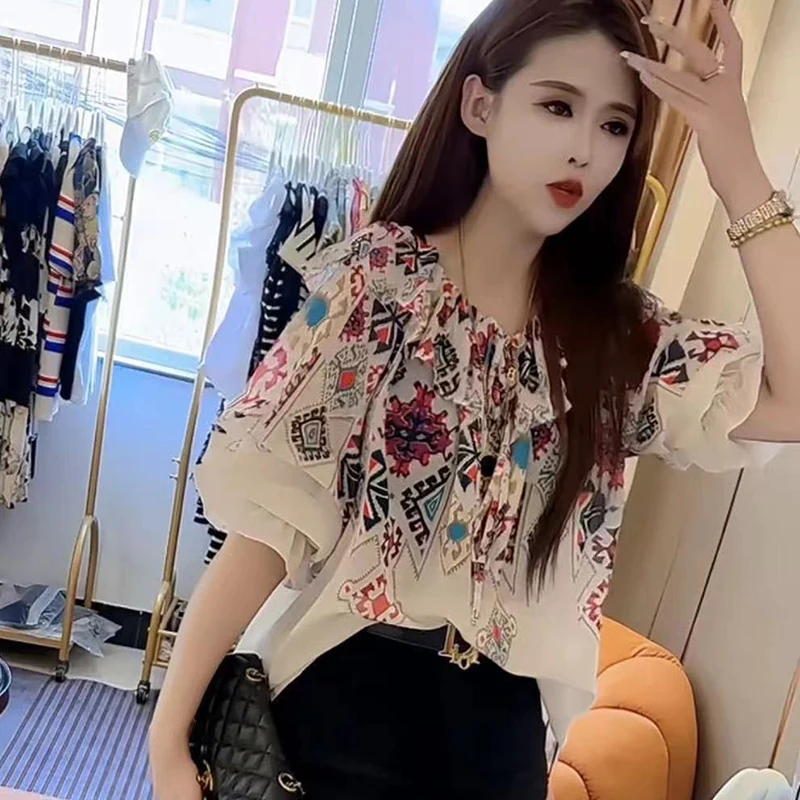 Blusas con volantes y lazo estampado para mujer, blusas informales holgadas con manga de mariposa, cuello oblicuo a la moda, novedad de verano 2024