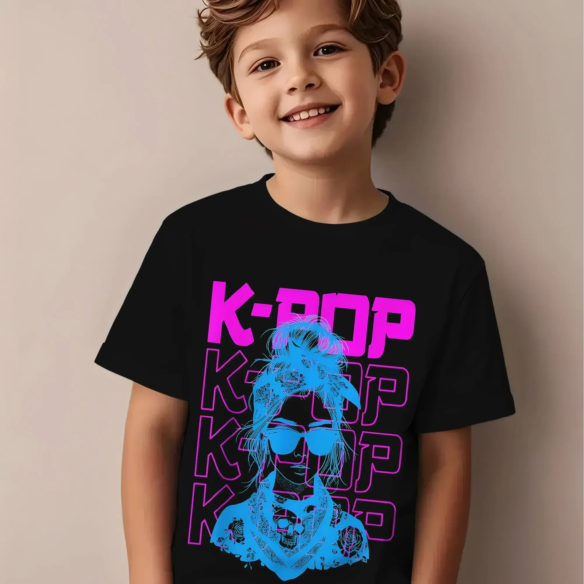 تي شيرت K-Pop للأطفال - شعار ومصور أعضاء مستوحى من مجموعة الموسيقى الكورية، أسود مع طباعة وجه مميزة باللون الوردي والأزرق #4