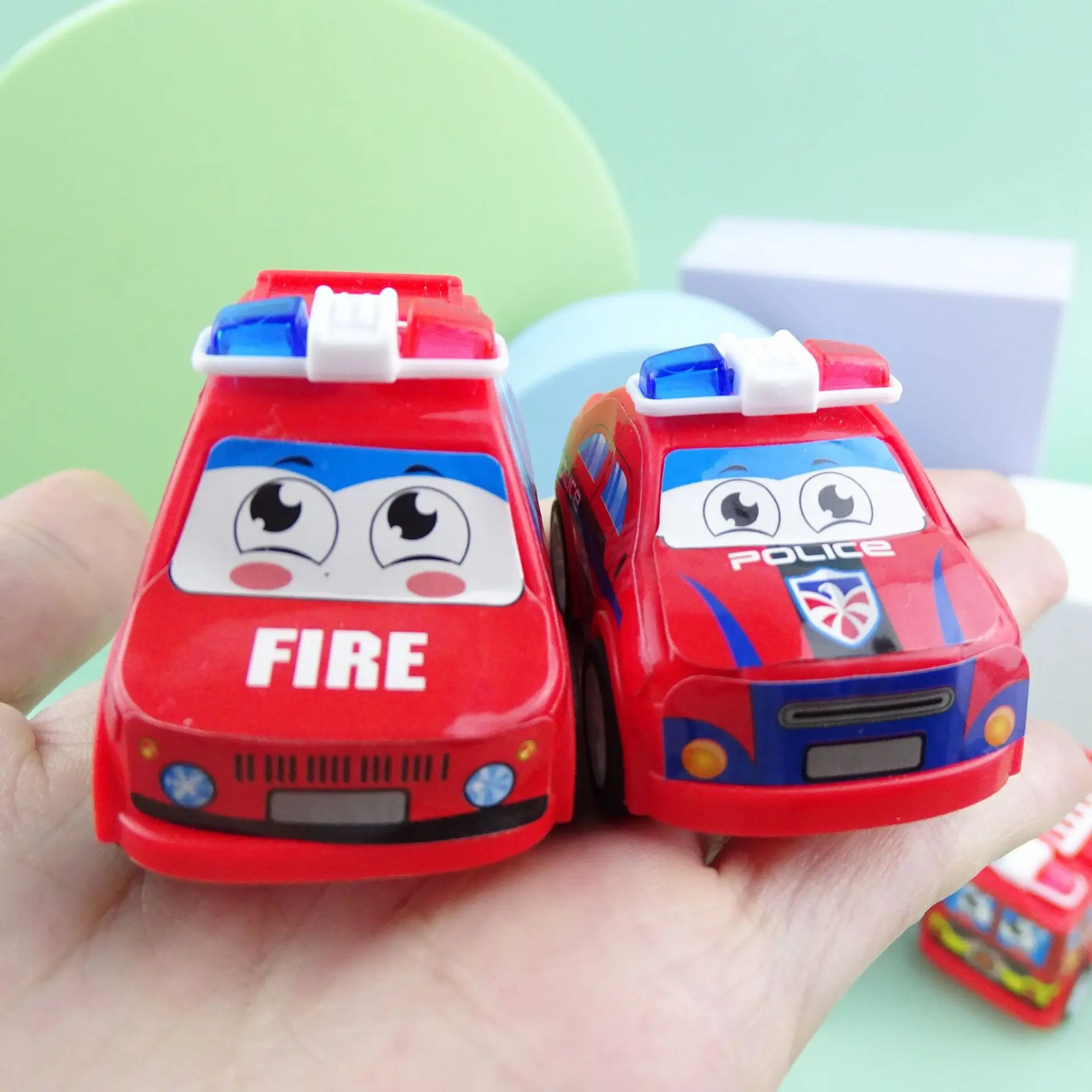 Puxar brinquedos do carro para crianças, mini desenhos animados de plástico, motor de incêndio, carro de polícia, carro de inércia, ovo torcido, presente do menino, 5pcs