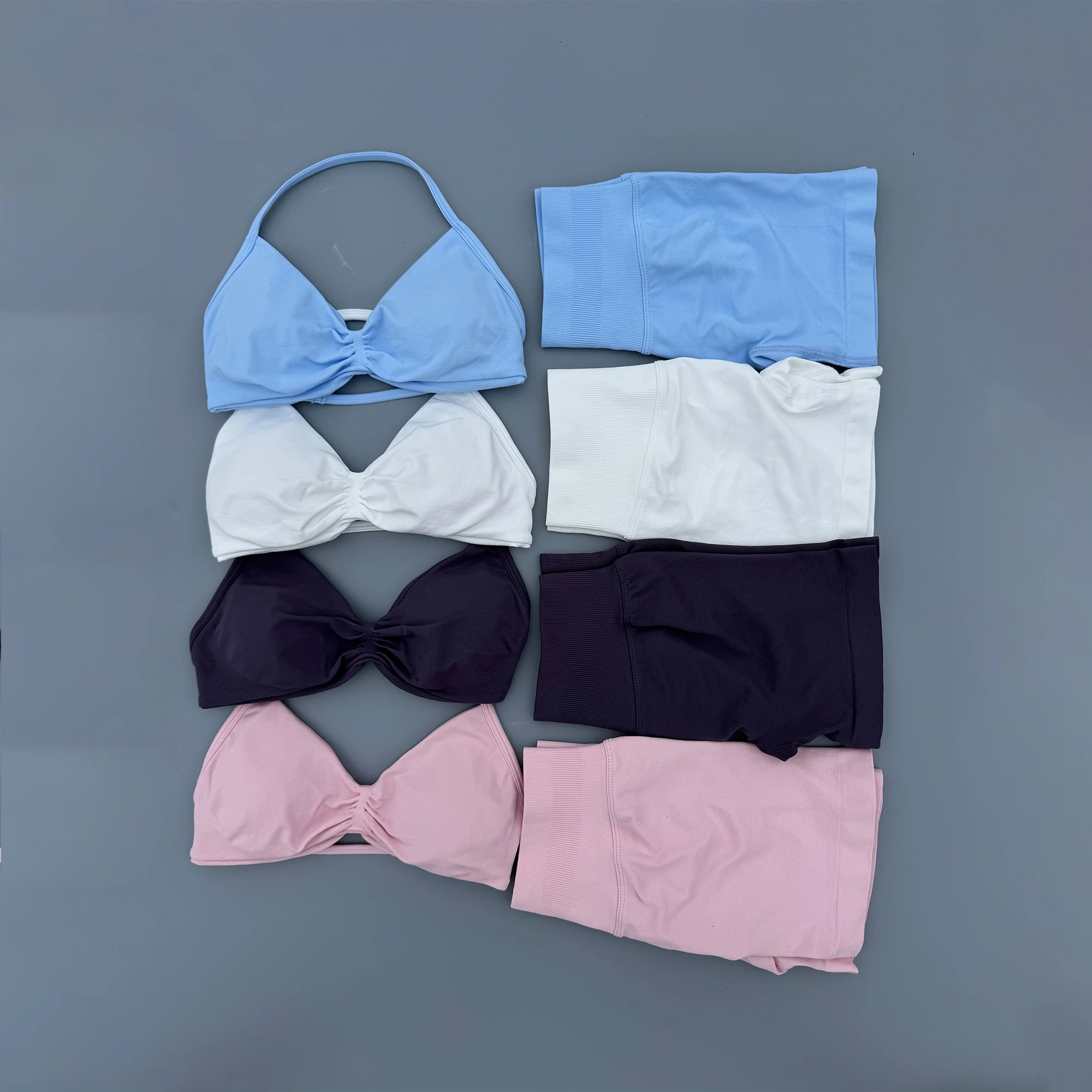 Yoga Fitness Kit - 2ピースヨガジムセット 女性用 シームレスストラップ付き ルーシュドバックレス ホルターヨガブラ ハイウエストワークアウトスクラッチショーツ