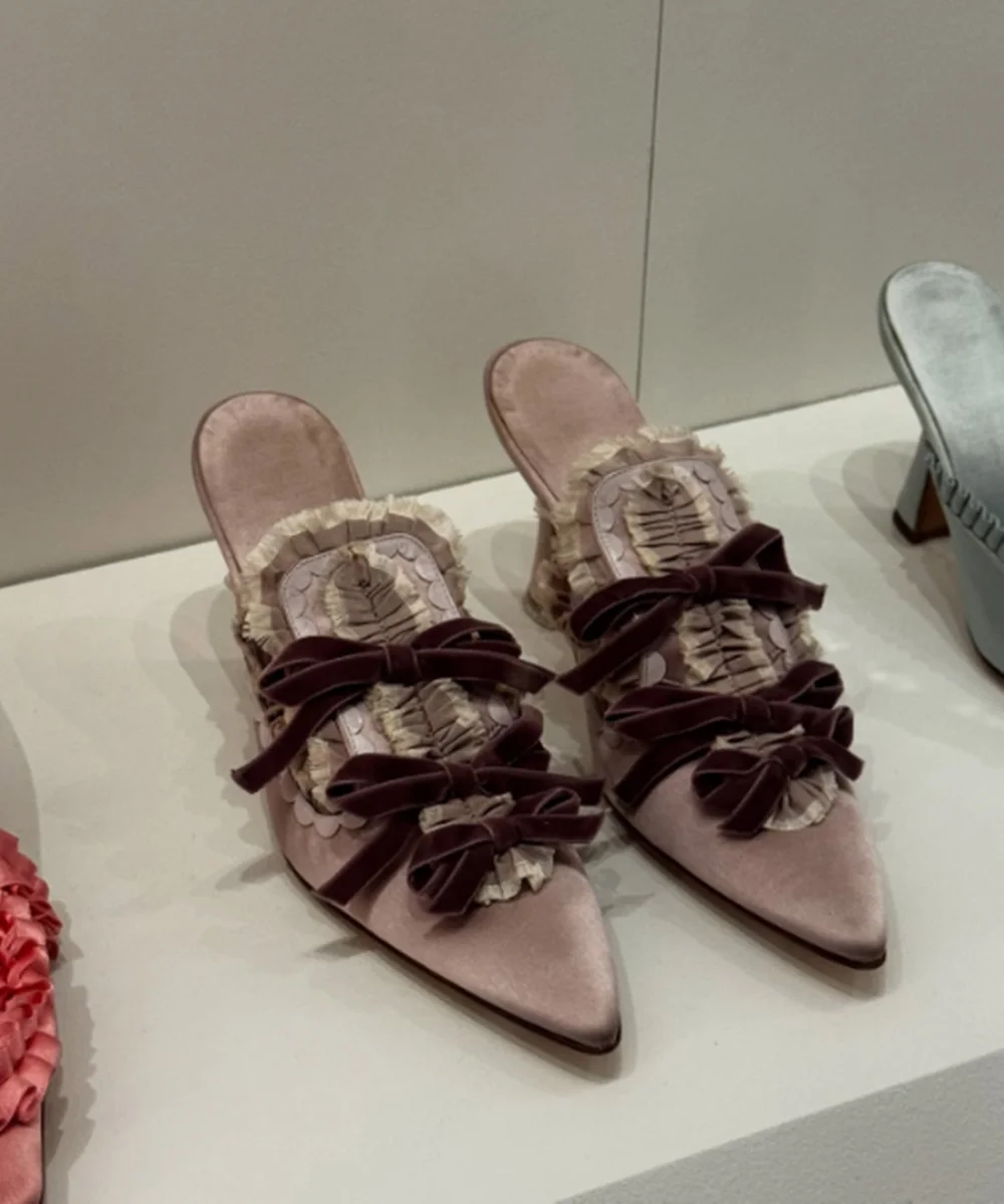 

Элегантные ретро-туфли-мюли из атласа пыльно-розового цвета с бархатным бантом, оборками и кружевными деталями, с острым носком, открытой пяткой и массивным каблуком, для повседневного образа