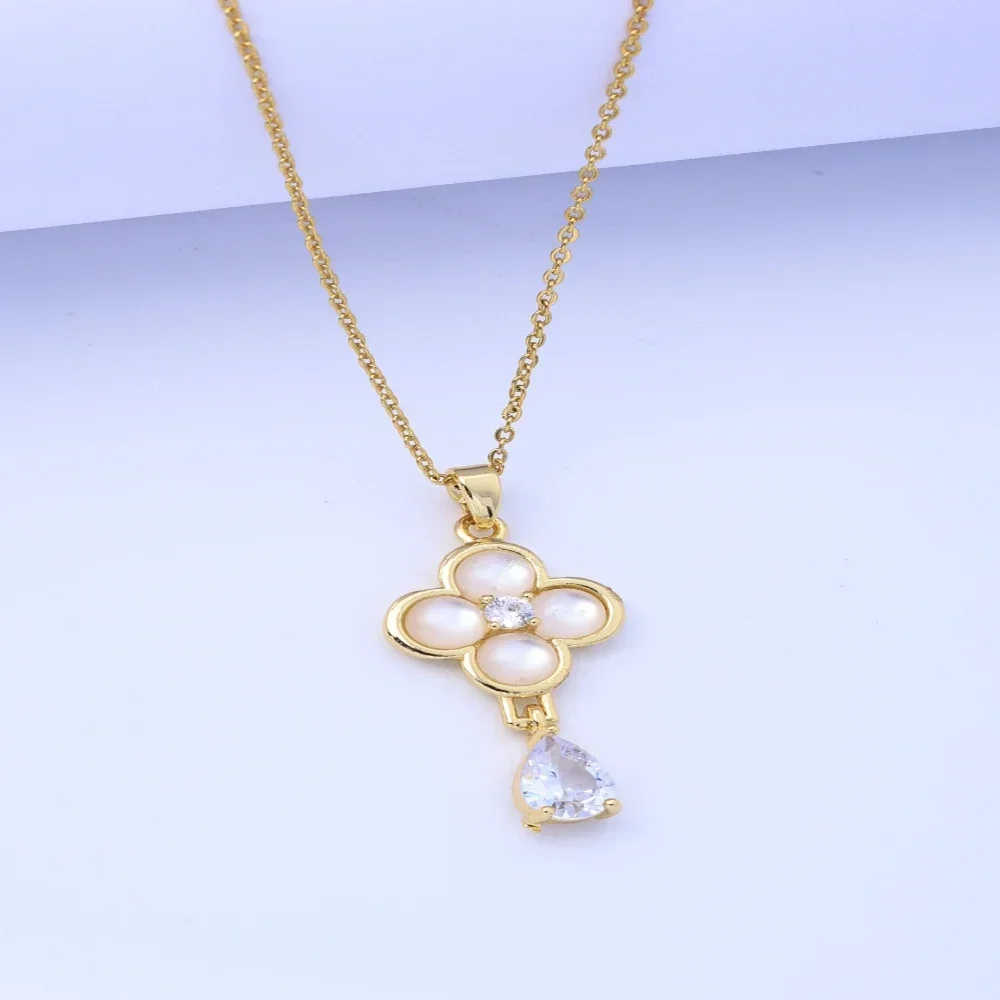 Korean version niche design titanium steel necklace feminine simple clover pendant clavicle chain geometric necklace ornament