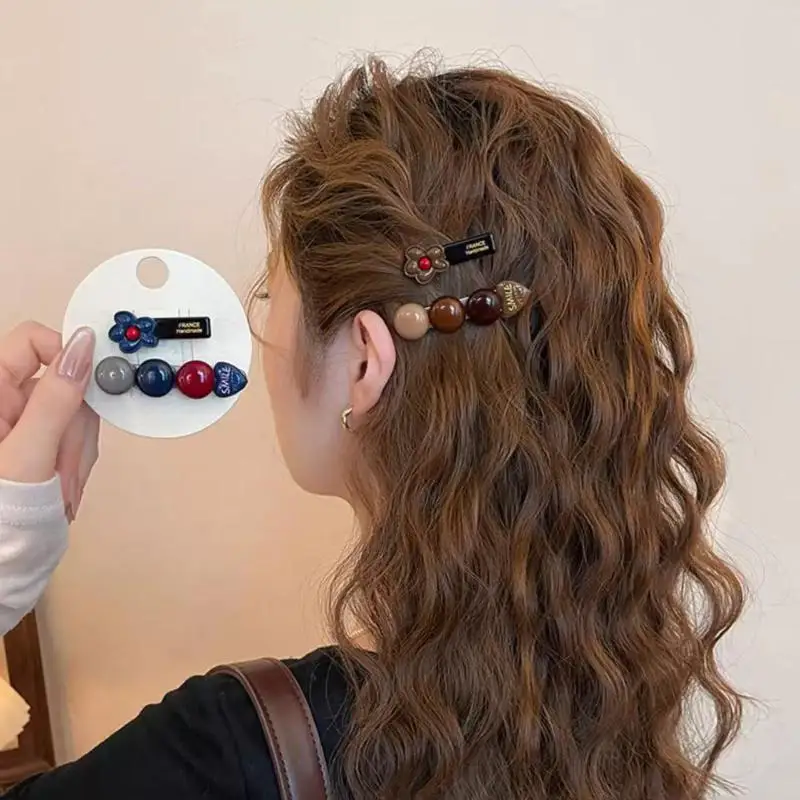 2-teiliges Set handgefertigter Haarspangen mit Blumendekor und rutschfestem Griff, perfekt für den täglichen Gebrauch und Partyfrisuren für Frauen und Mädchen. – Detail 3
