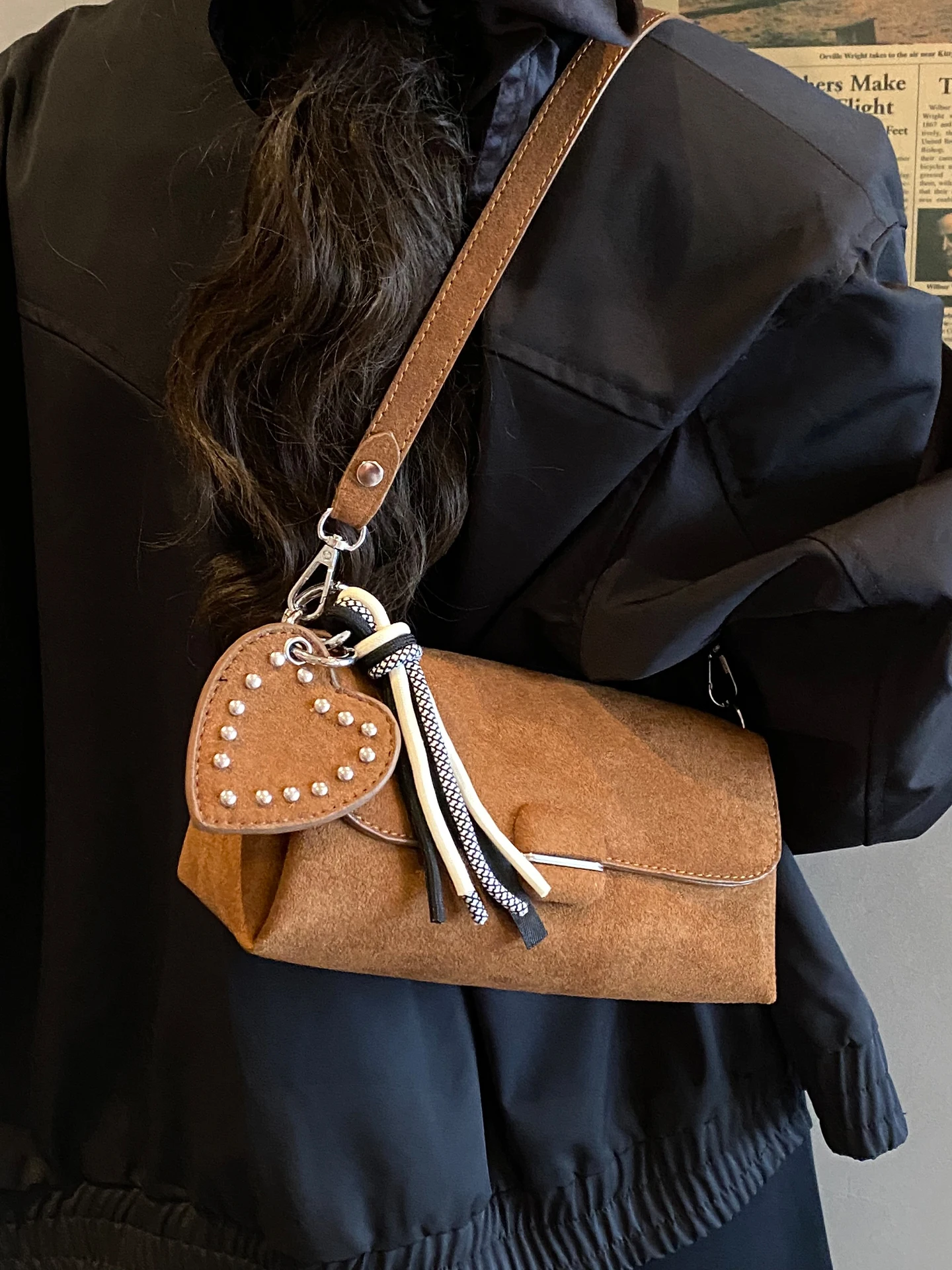 

Autumn High End Fashion Faux Suede Shoulder Bag Women Trend Design Solid Color Small Square Bags Female Commuting Messenger Bags