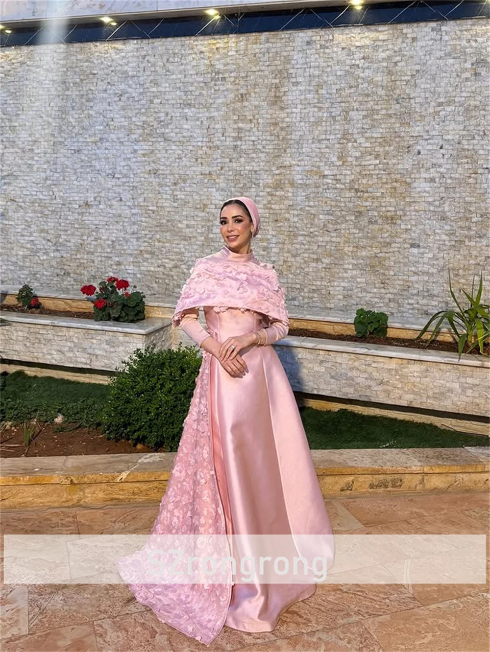 فساتين سهرة عربية بأكمام طويلة ورقبة عالية من الساتان على شكل حرف A فستان حفلات طويل ساحر مع دانتيل زهري