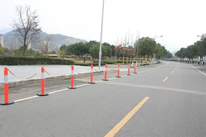 Picture 7: PE Rubber Base Demarcation Mark City Intersection Induction Mark Column Reflective Cylinder Water Injection Demarcation Column