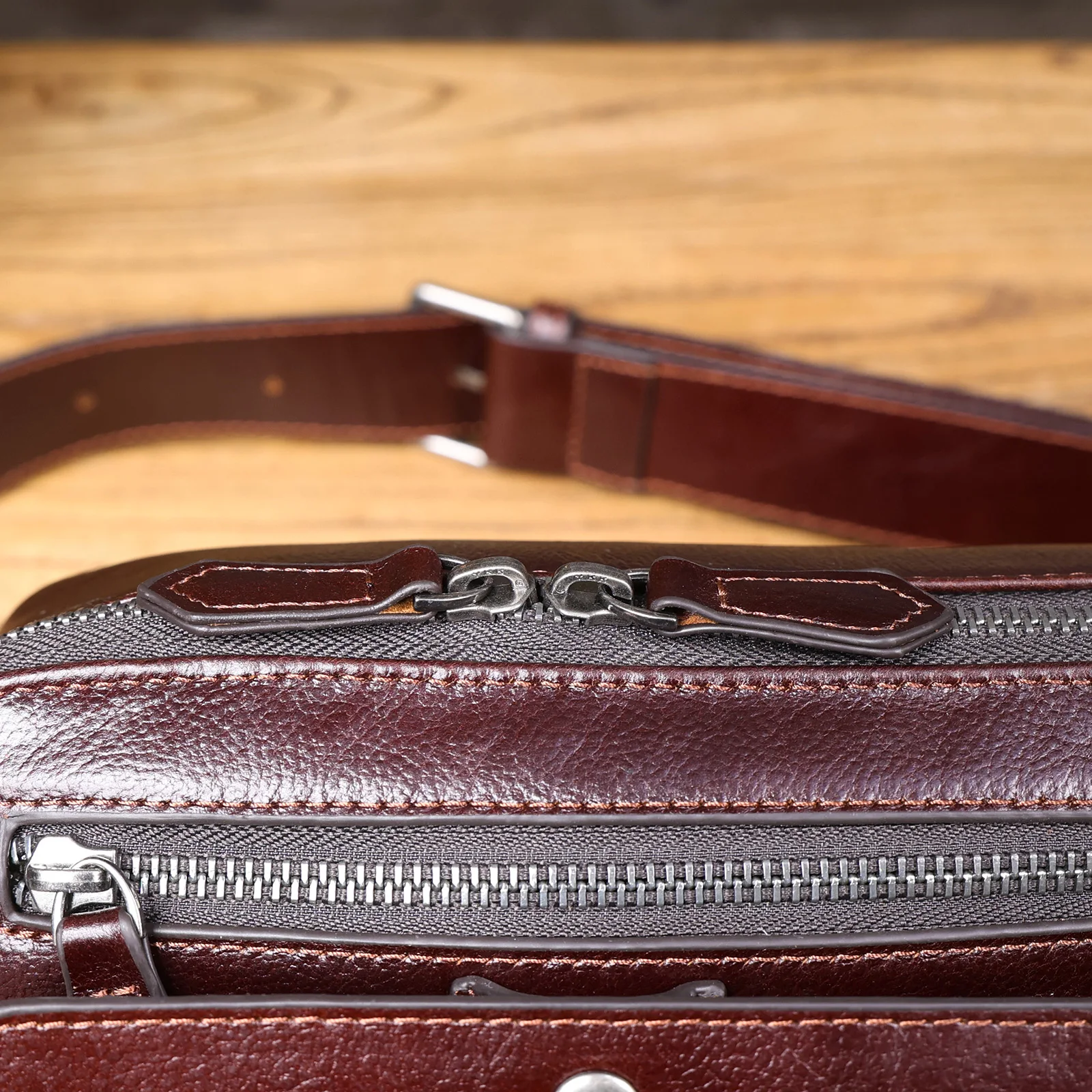 Vintage-Hüfttasche aus hochwertigem Rindsleder, lässige Schultertasche für Herren, multifunktionale Motorrad-Brusttasche aus echtem Leder – Detail 24