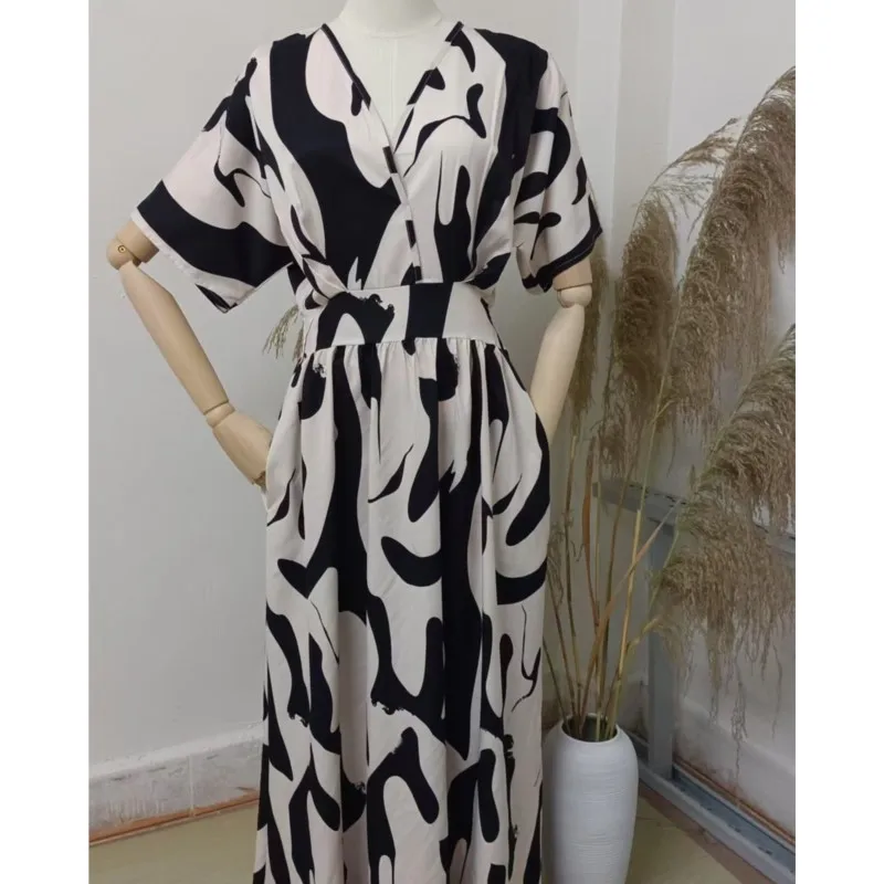 فستان أنيق صيفي موديل 2025 بطباعة هندسية ورقبة على شكل حرف v وخصر ملتصق وصل حديثًا بأكمام قصيرة على شكل حرف a فساتين طويلة بأسلوب بسيط