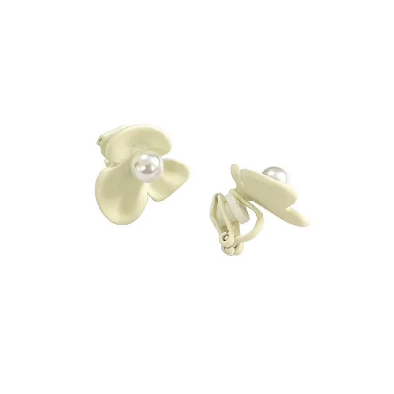 Korean Imitation White Pearl Flower Clip Earrings Without Piercing Hole Women Small Simple Three Petal Flower Ear Clips Earrings