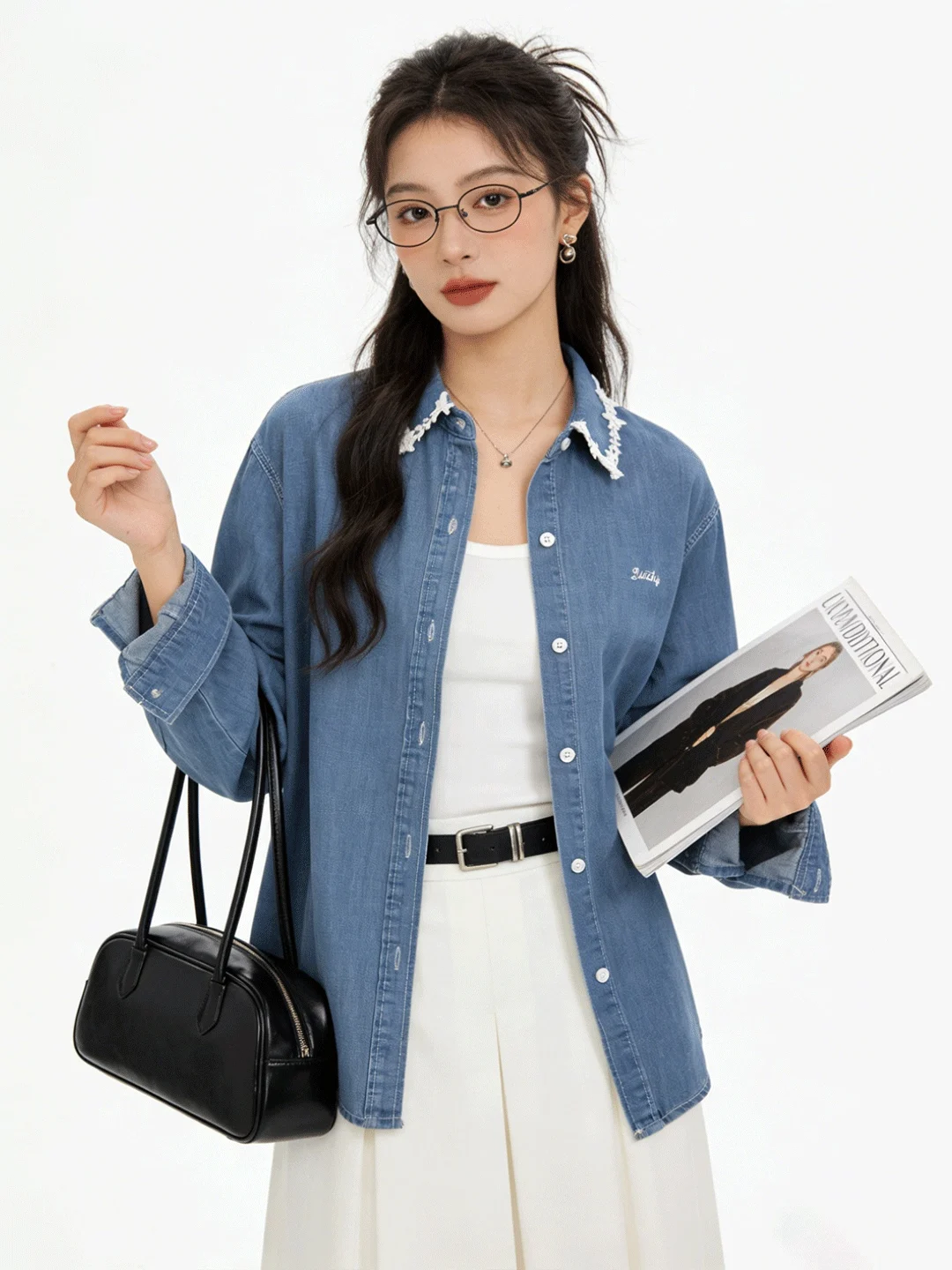 

Retro Korean Sle Loose Fit Denim Jaet with Lace Splicing Design And Embroidery Long Sve irt for Women Spring Season