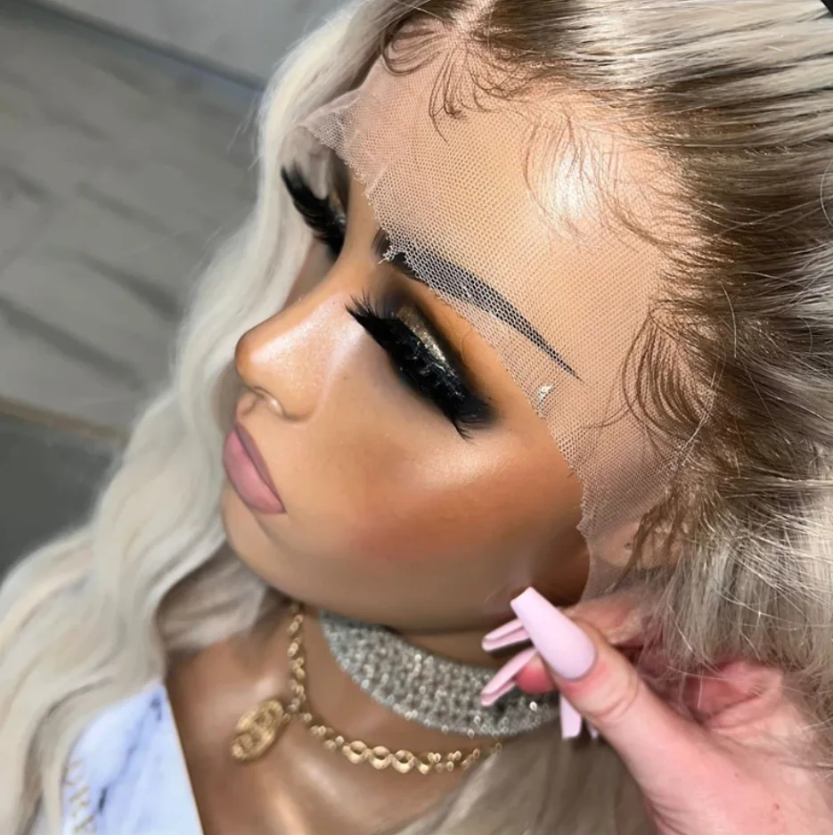 Długa Naturalna Popielaty Blond Kręcona Krótka Peruka Body Wave z Ciemnymi Włosami na Czołgu Popielaty Blond Ombre HD Niewidoczna Peruka typu Lace Front z Grzywką z Przedziałkiem na Środku