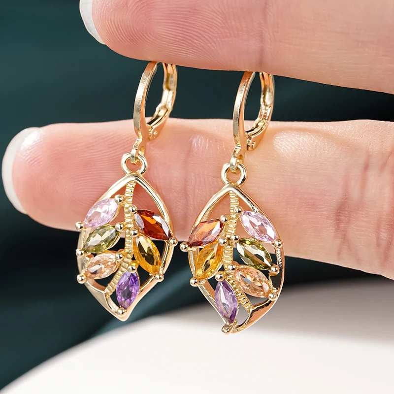 Huitan goldfarbene Tropfenohrringe für Damen, modisch, edel, für Hochzeit, Verlobung, ausgefallene Accessoires, eingelegt mit leuchtend buntem CZ-Schmuck