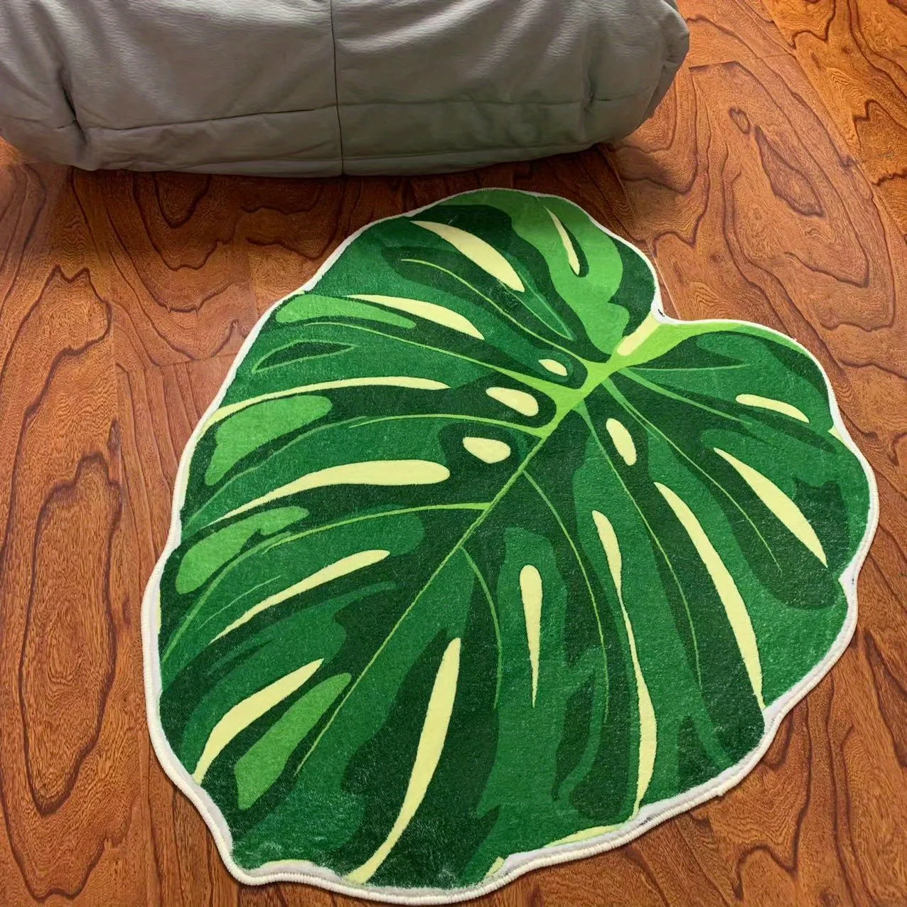 Soft and Comfortable Green Leaf Rug Perfect for Dining Bedroom Decorative and Functional Hanging Basket and Tea Table Rug