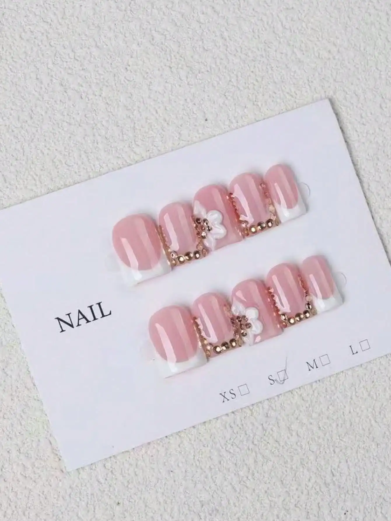 10 faux ongles courts carrés de style français rose et blanc, style féminin doux et pur, avec petites fleurs blanches 3D, chaîne de perles dorées et embellissements en strass, surface brillante, amovibles, adaptés au quotidien, aux rendez-vous et aux cérémonies, nail art fait main pour filles