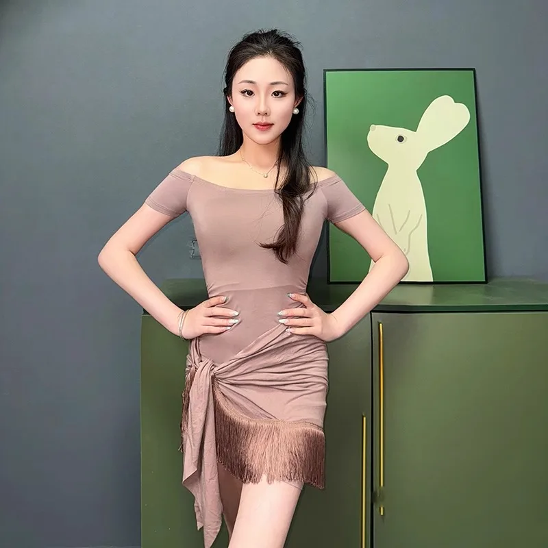 ที่กําหนดเองเต้นรําบอลรูมละตินฝึกชุดหนึ่งไหล่Jumpsuitหญิงผู้ใหญ่แจ๊สแขนสั้นเสื้อผู้หญิงเสื้อผ้า