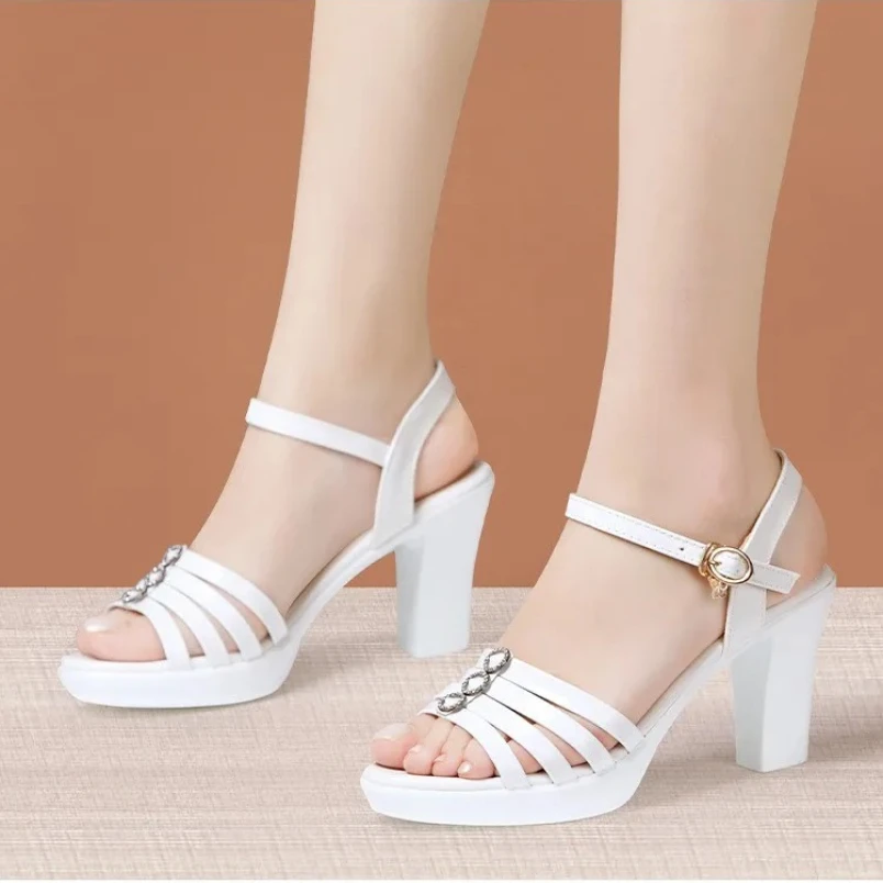 2025 الصيف صنادل سيدات أنيقة موضة كريستال اللمحة تو المرأة الصنادل فستان أحذية الإناث منصة عالية الكعب