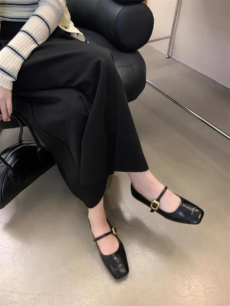 

2026 New Single Strap French Vintage Ballet Pumps Ladies Round Heel Patent Leather Chic Dress Party Wedding