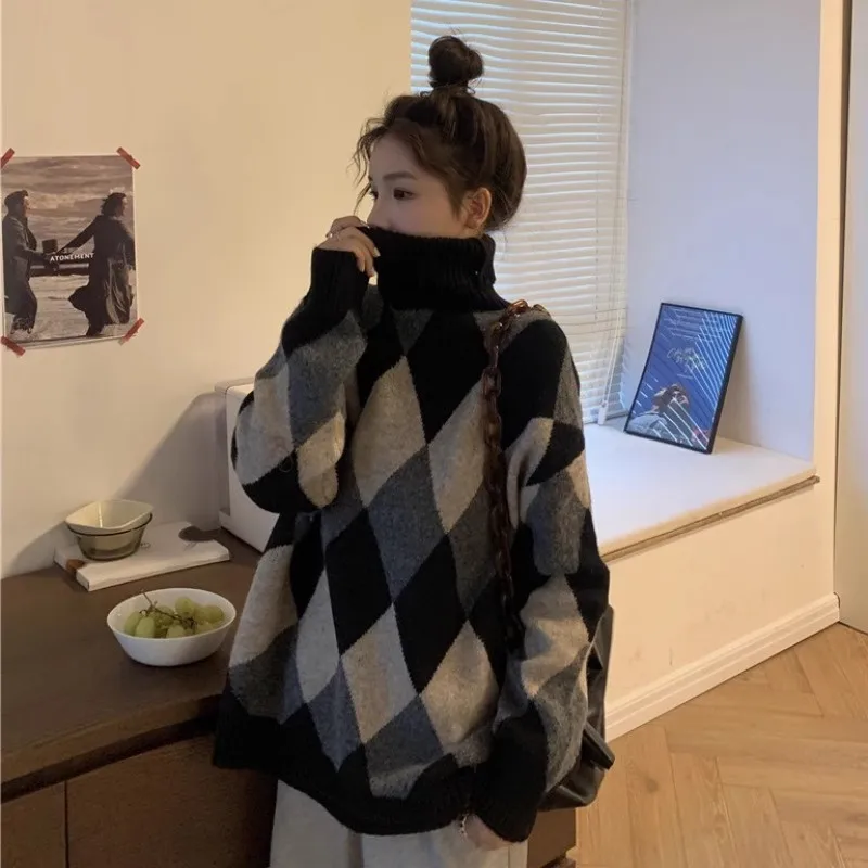 

Модный вязаный свитер-пуловер 2026 Lazy Chic с высоким воротом, контрастными цветами и ромбовидным узором, средней длины, свободного кроя, с длинными рукавами, для женщин