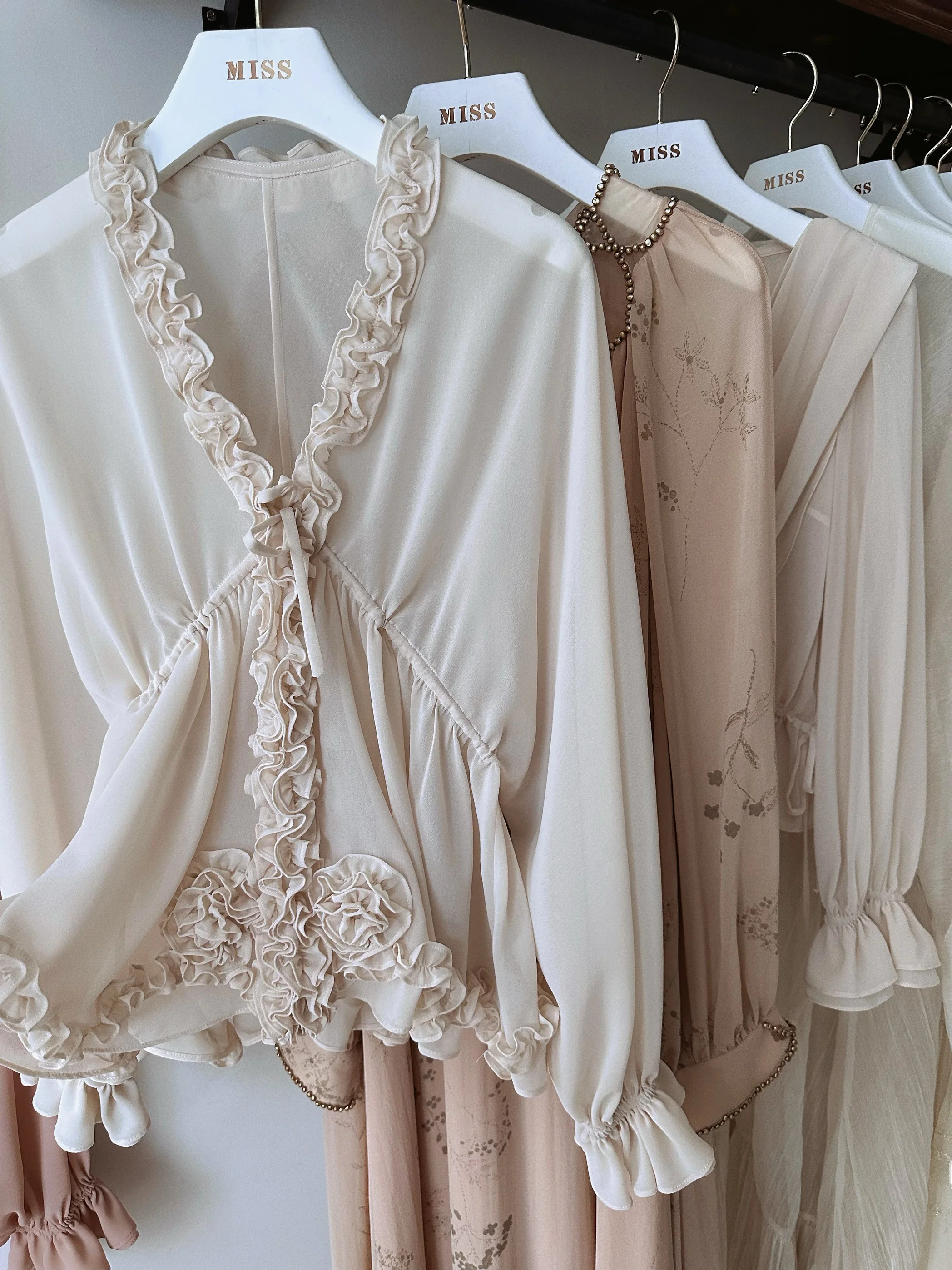 

Свободная женская блузка с длинным рукавом и розовым узором, с кружевной отделкой, из полиэфирного волокна, с V-образным вырезом, стандартной длины, повседневная, модная, осенняя.