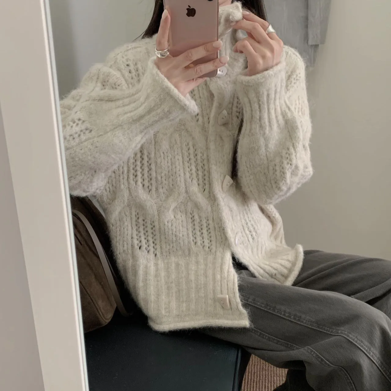 

Women's Knitted Loose Fit Collar Single Button Cardigan Sweater Winter 2025 Korean Sle Lazy Faion High End Feeling