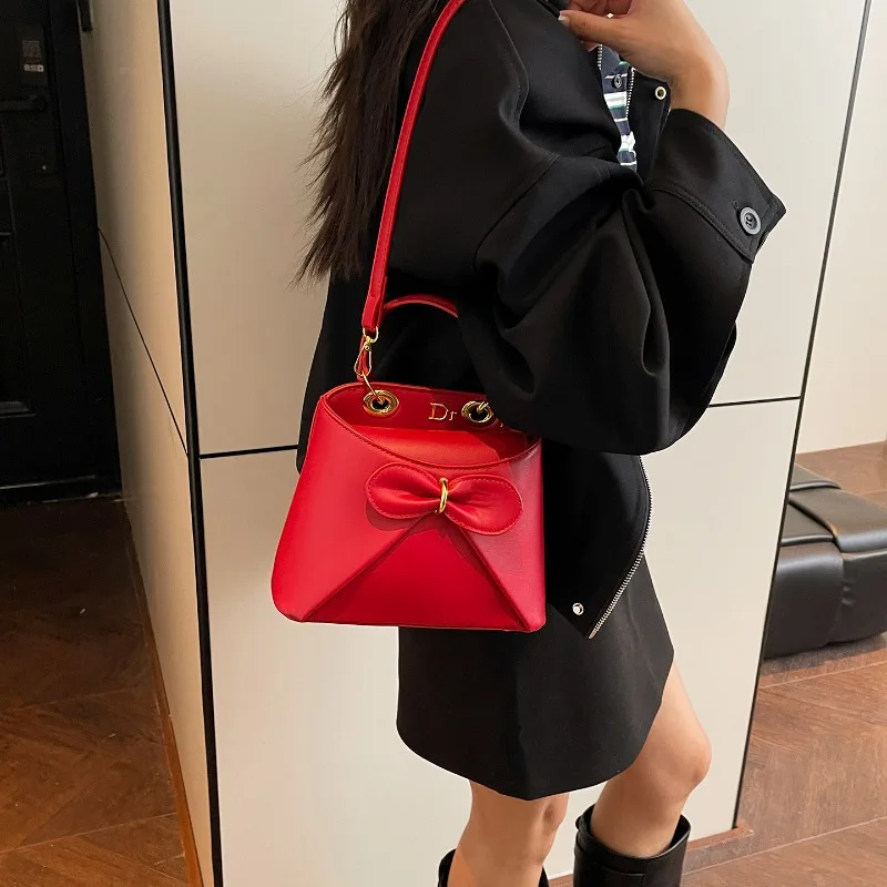 

Chic Elegant Casual Diaper Bags for Women Minimalist Classic Shoulder Bag Simple Leather Commuter Bag Vintage Solid Color