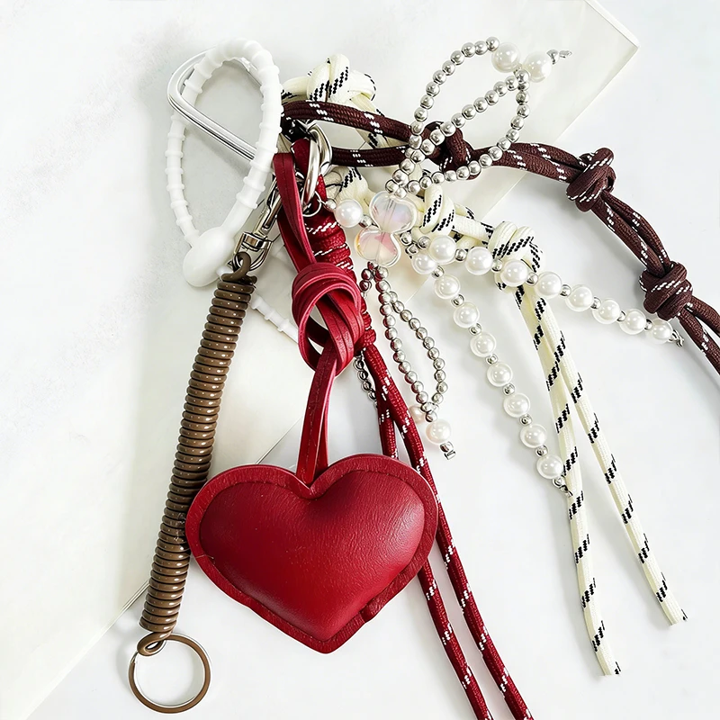

Новый брелок для сумки 2026, бордовый кожаный кулон в форме персикового сердца с жемчужным бантом, аксессуар для украшения сумки