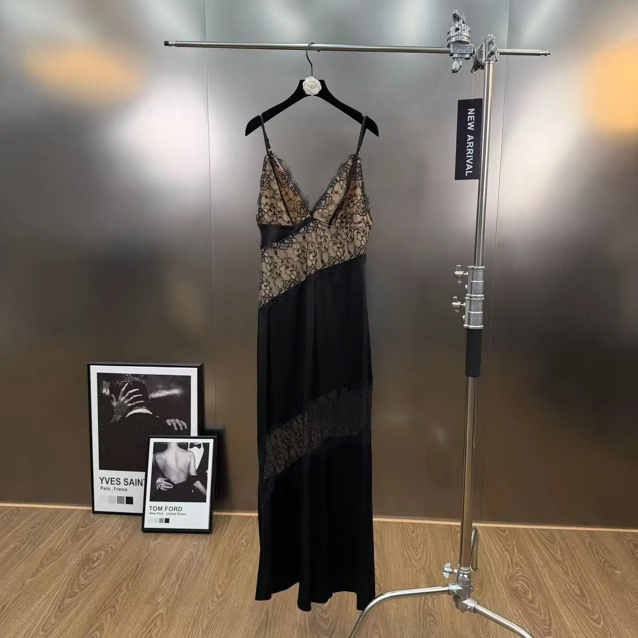 2026 Primavera Verano francés romántico encaje Patchwork cuello pico Sexy estilo elegante camisola vestido mujeres de gama alta vestido de tirantes de satén