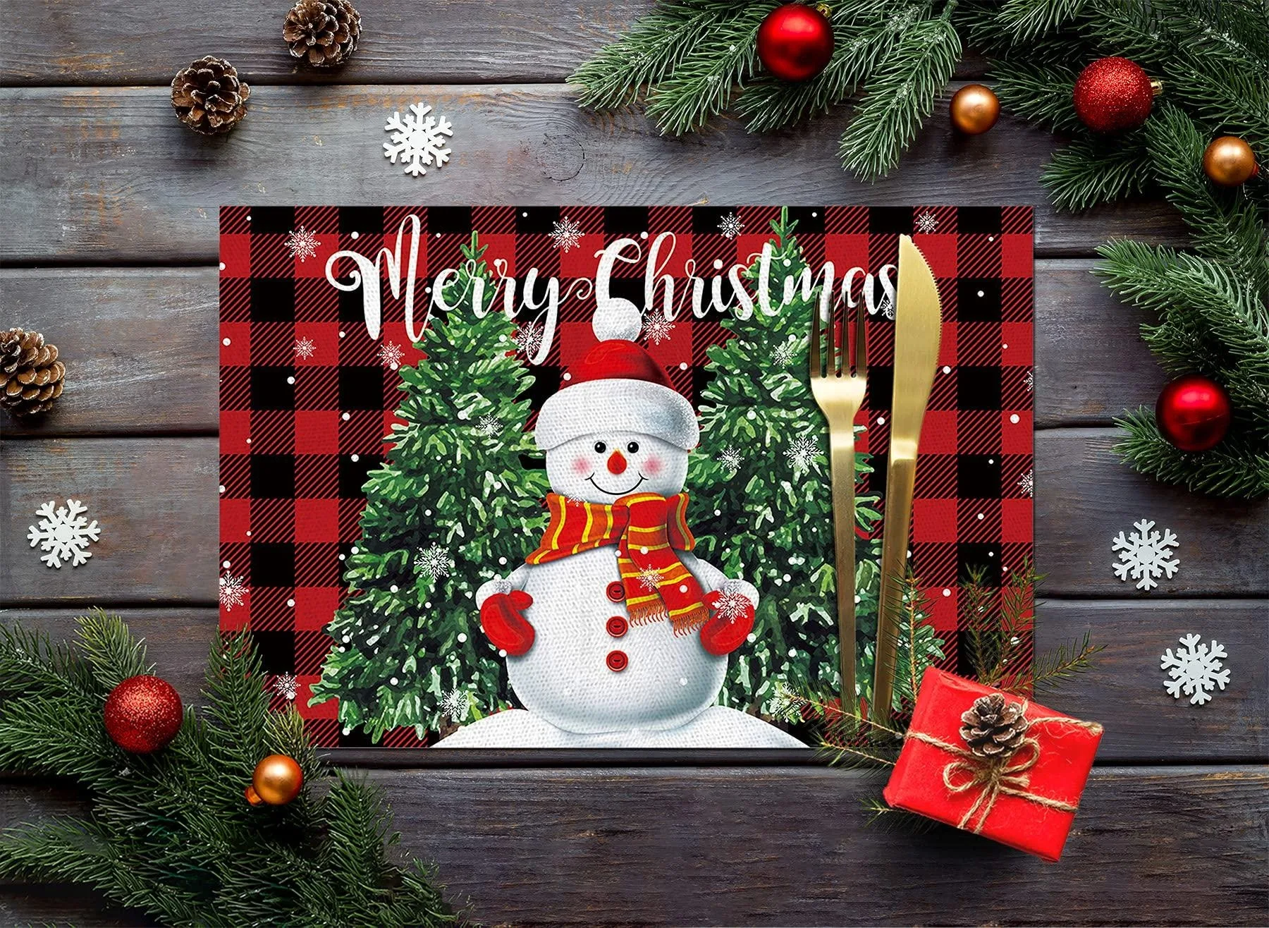 مجموعة مفارش عيد الميلاد مكونة من 4 قطع - منقوشة الجاموس الأحمر مع رقاقات الثلج على شكل رجل الثلج، مفارش طاولة قابلة للغسل لديكور طعام المطبخ #5